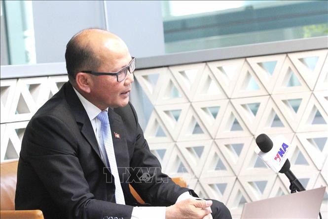 Uch Leang, Acting Director of the Department of Asian, African and Middle East Studies at the International Relations Institute of Cambodia under the Royal Academy of Cambodia (RAC) speaks to Vietnam News Agency's resident correspondents in Phnom Penh. (Photo: VNA)