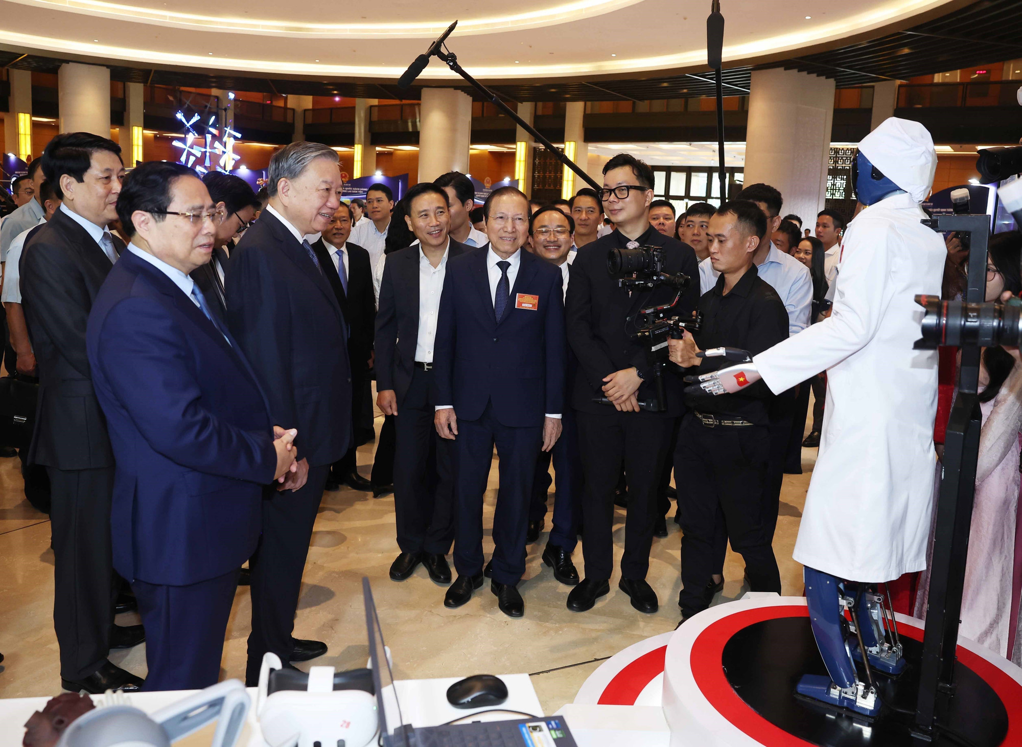 Party General Secretary To Lam and other leaders visit the exhibition on outstanding achievements in health care and education (Photo: VNA) lam.jpg