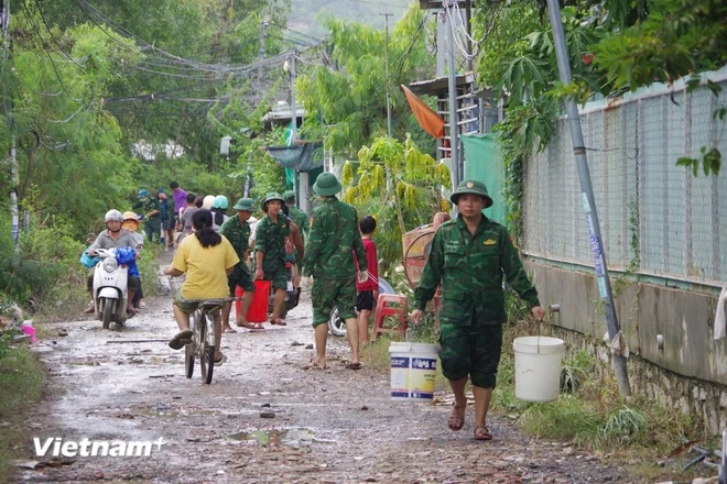 Border Guard officers assist residents in post-flood recovery
