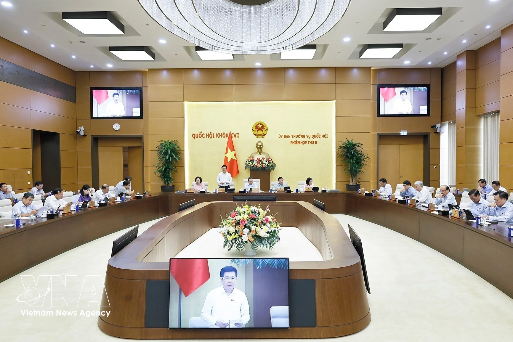 NA Vice President Nguyen Hong Dien speaks at the sixth session of the NA Standing Committee. (Photo: VNA)