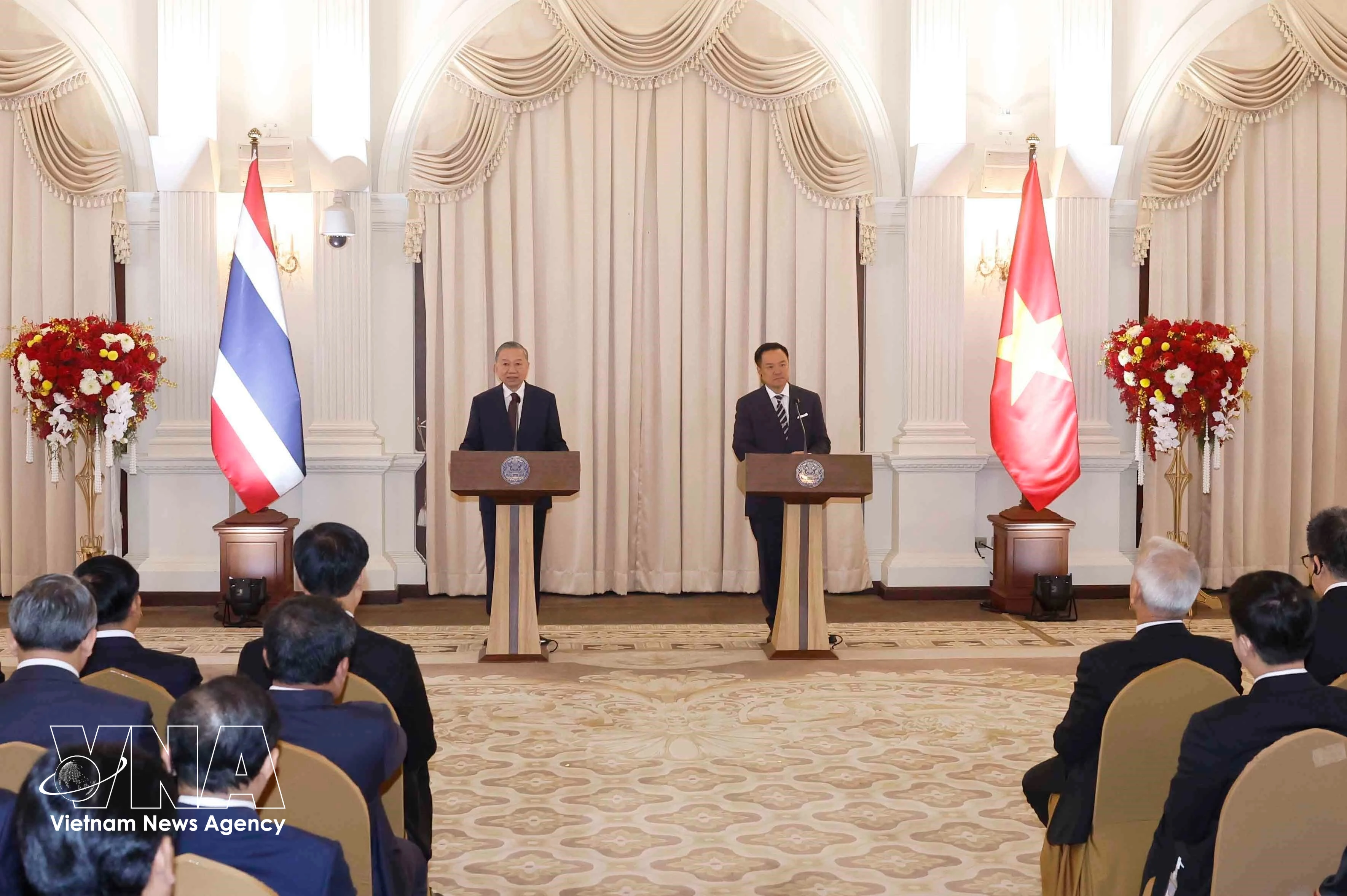 General Secretary of the Communist Party of Vietnam Central Committee and President of Vietnam To Lam (left) and Thai Prime Minister Anutin Charnvirakul meet with the press in Bangkok on May 28 to announce the outcomes of their talks. (Photo: VNA)