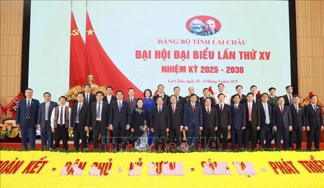 General Trinh Van Quyet, Secretary of the Party Central Committee and Director of the General Department of Politics of the Vietnam People’s Army, poses for a group photo with leaders of Lai Chau province. (Photo: VNA)
