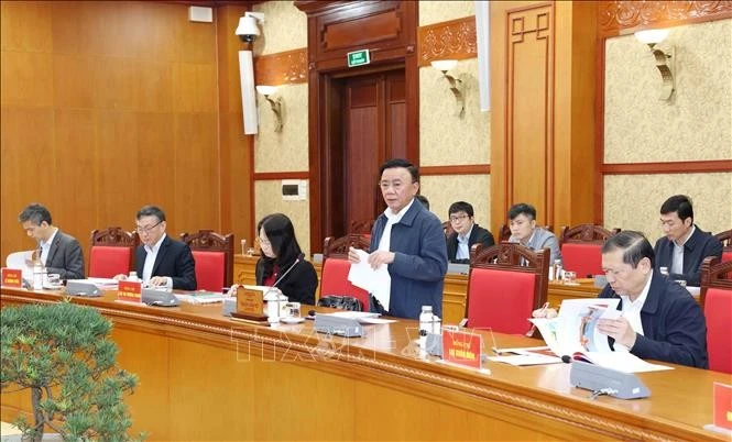 Tran Cam Tu (standing), Politburo member, Permanent Member of the Party Central Committee’s Secretariat and head of the sub-committee for the organisation of the 14th National Party Congress, addresses the working session on November 19. (Photo: VNA)