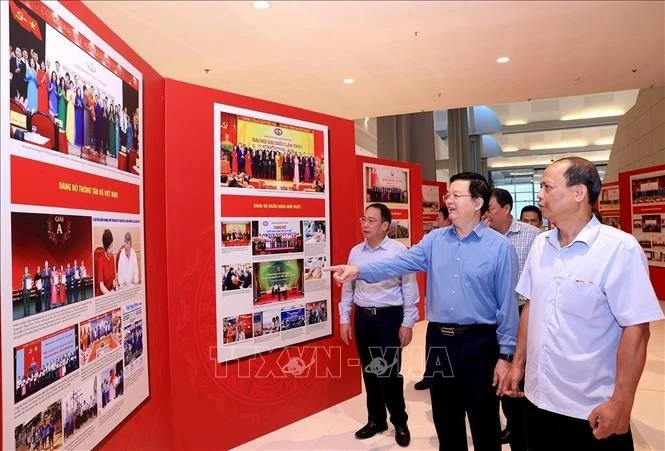 Deputy Prime Minister Mai Van Chinh (2nd from right) inspects preparations for the exhibitions on October 11. (Photo: VNA)