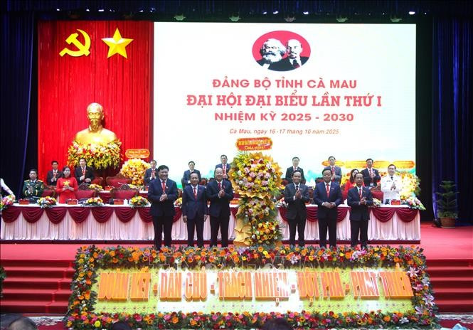 Tran Luu Quang, Secretary of the Party Central Committee and Secretary of the Ho Chi Minh City Party Committee (third from right, 1st row) presents flowers to congratulate the congress (Photo: VNA) ca-mau-2.jpg