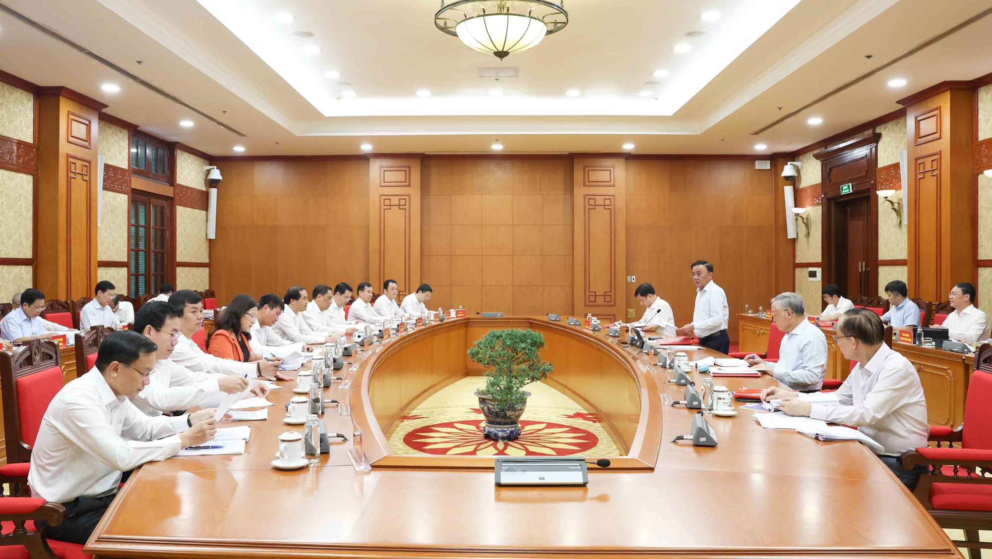At the meeting between the Politburo working group and the Standing Board of Dak Lak province's Party Committee (Photo: VNA) politburo-2.jpg