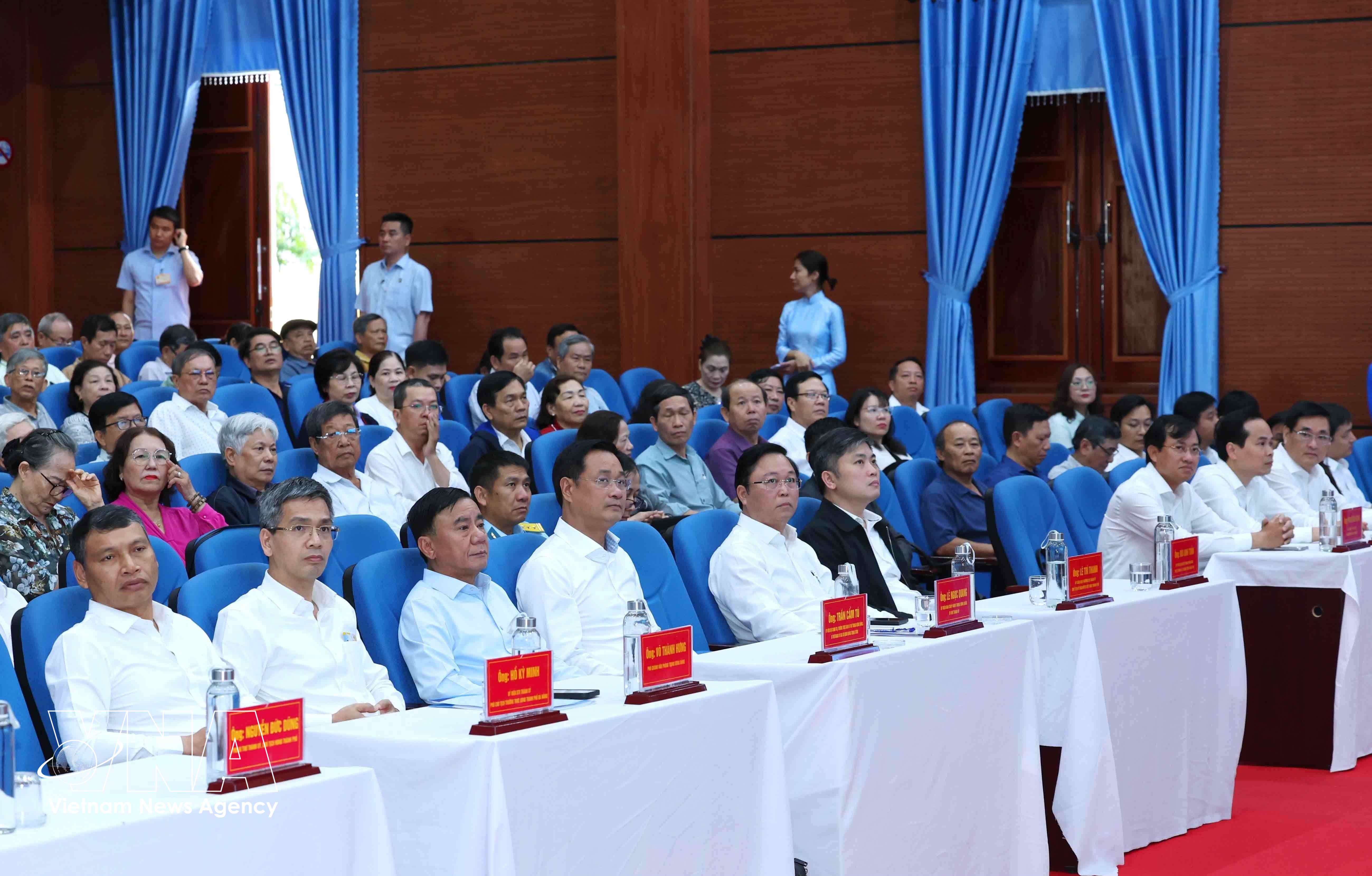 Politburo member and Permanent member of the Party Central Committee’s Secretariat Tran Cam Tu (front, third from left) and other participants in the meeting between voters and candidates running for seats in the 16th National Assembly in Constituency No. 1 of Da Nang city on March 4. (Photo: VNA)