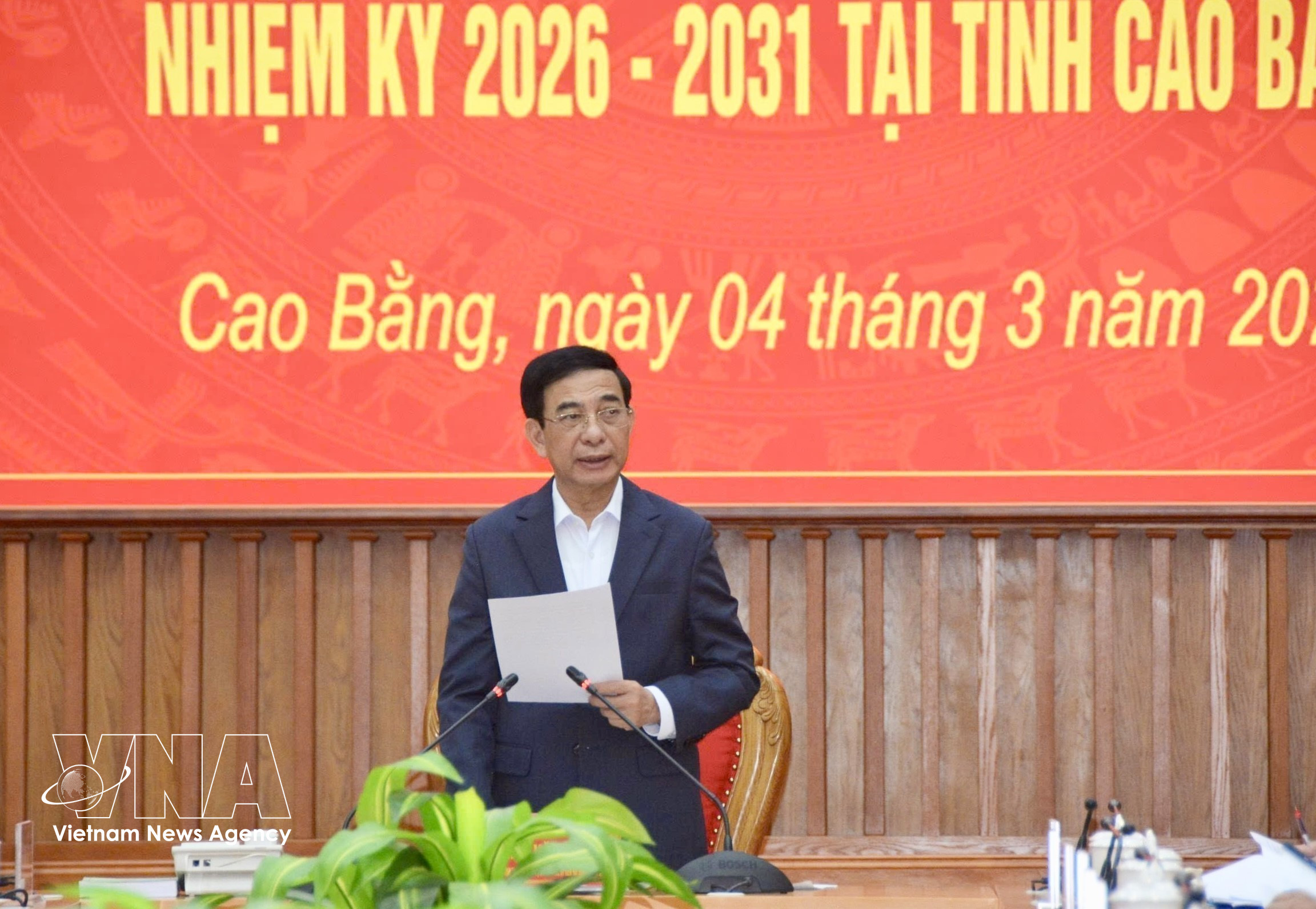 General Phan Van Giang, Politburo member and Minister of National Defence, speaks at a working session with Cao Bang province's authorities (Photo: VNA)