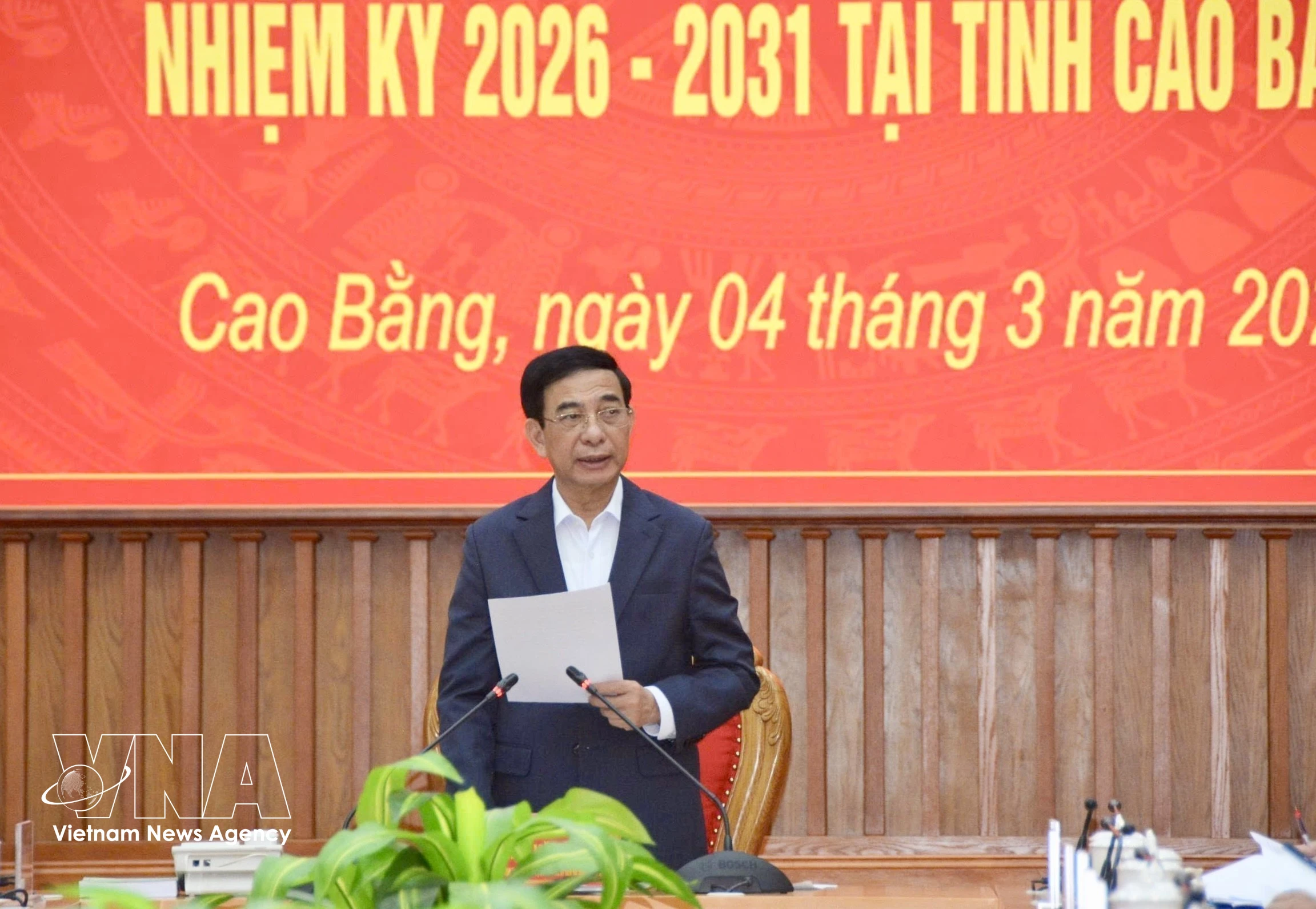 General Phan Van Giang, Politburo member and Minister of National Defence, speaks at a working session with Cao Bang province's authorities (Photo: VNA)