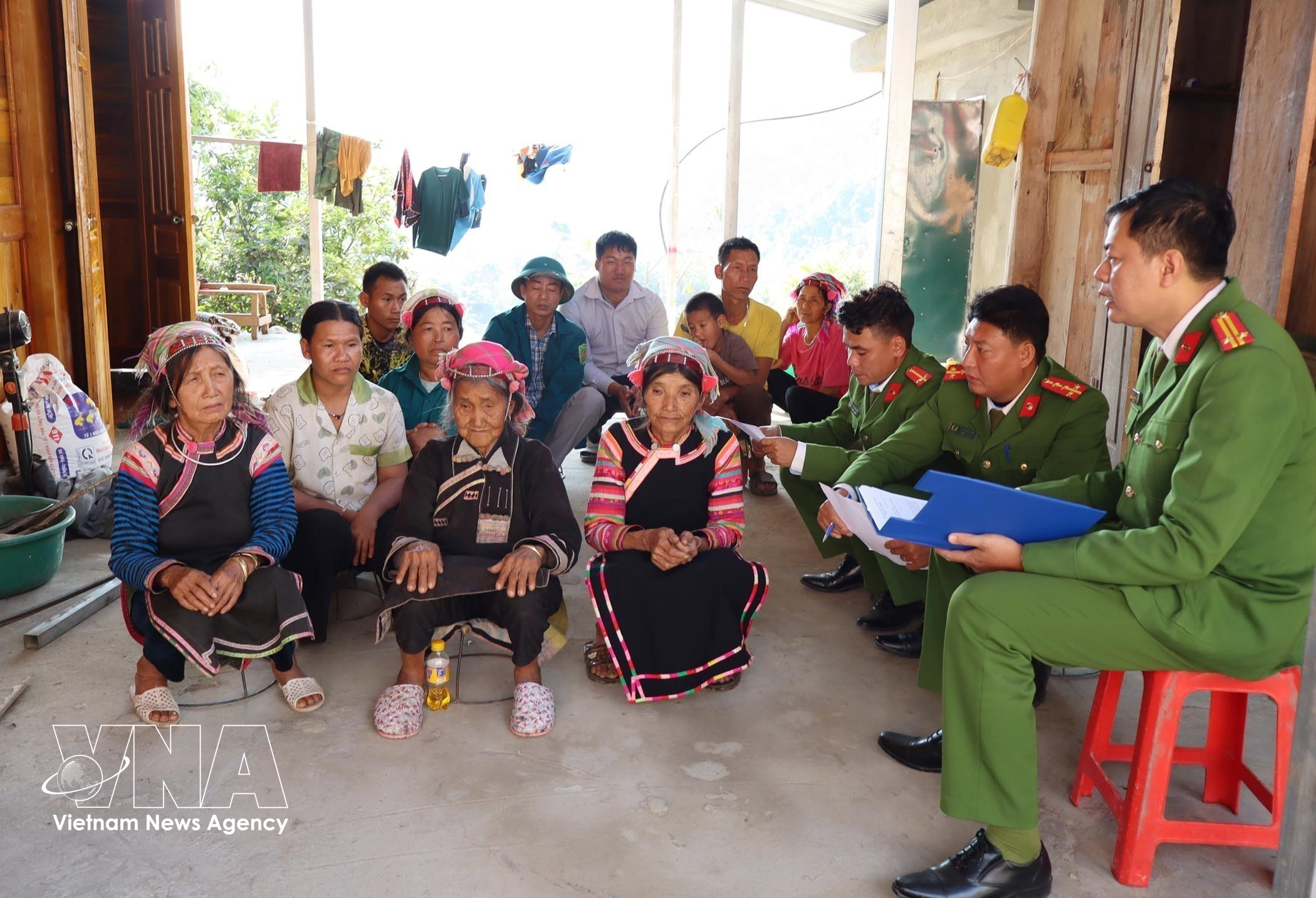 The police force of Hua Bum commune is educating locals about the significance of Election Day as well as the rights and responsibilities of citizens. (Photo: VNA)