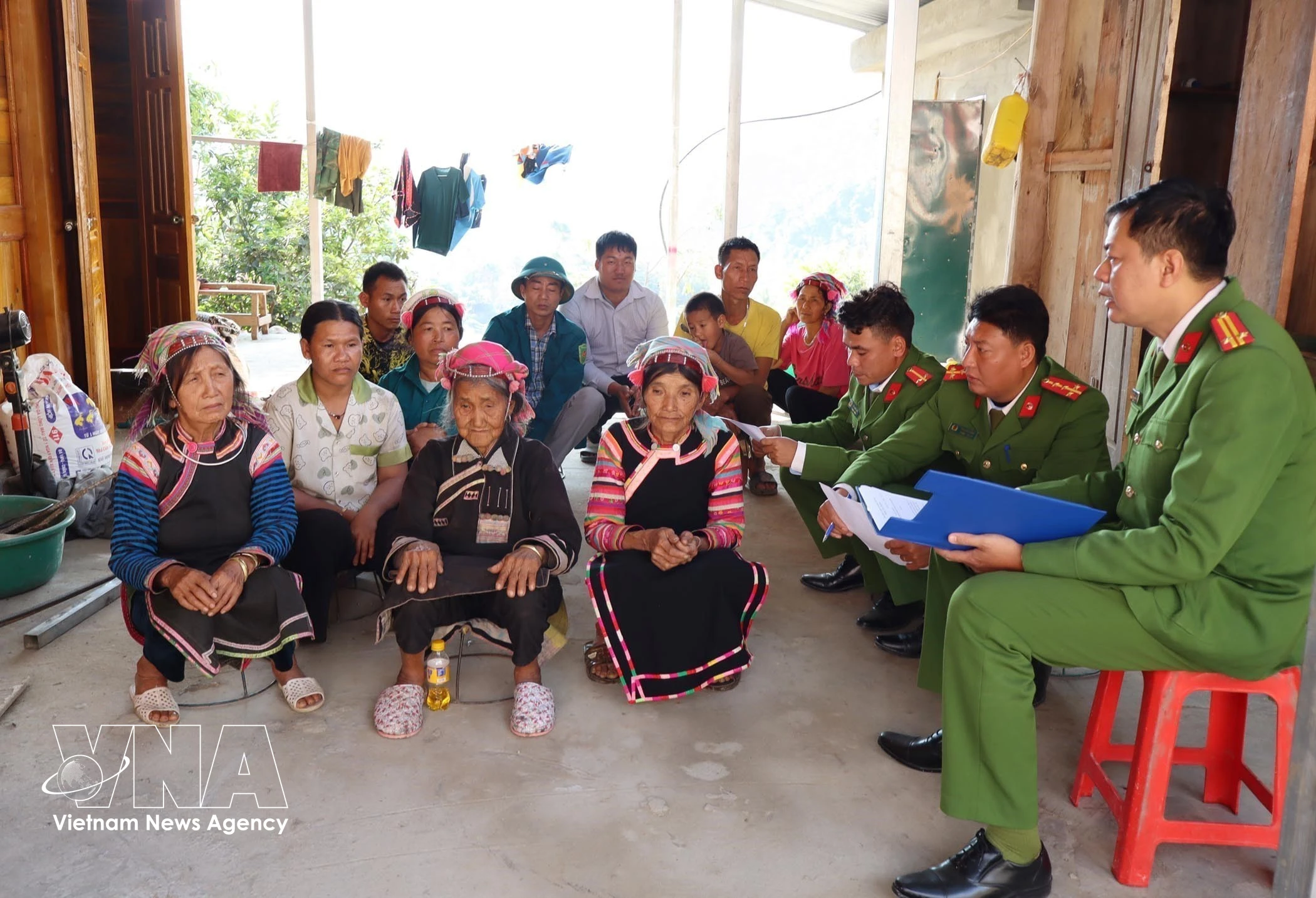 The police force of Hua Bum commune is educating locals about the significance of Election Day as well as the rights and responsibilities of citizens. (Photo: VNA)