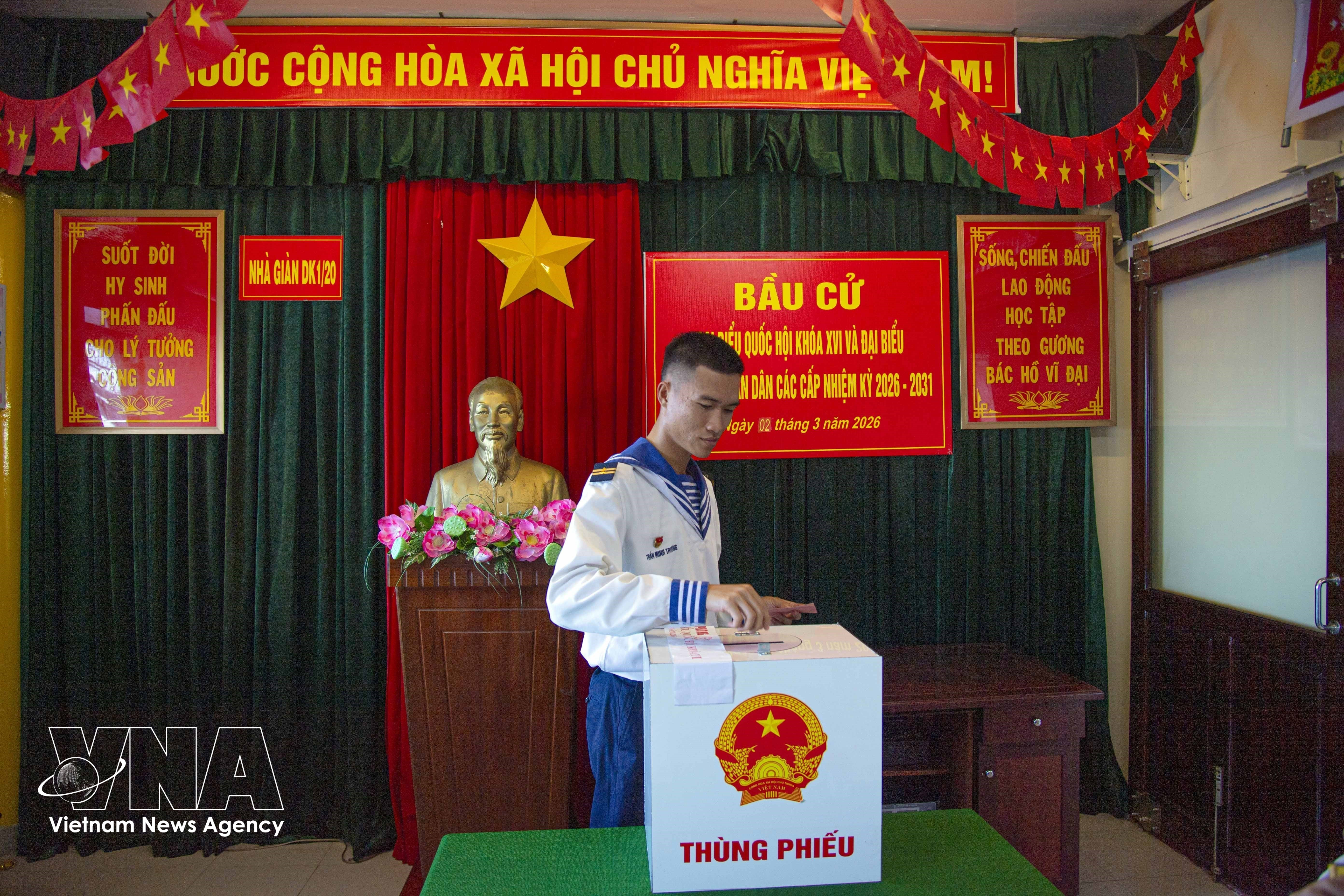 A young naval soldier on the DK1/20 offshore platform casts his ballot on March 2. (Photo: VNA)
