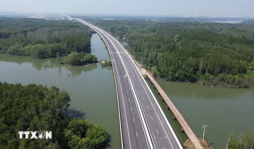 The Ben Luc–Long Thanh Expressway section running through the mangrove forest in Nhon Trach commune, Dong Nai province. (Photo: VNA)