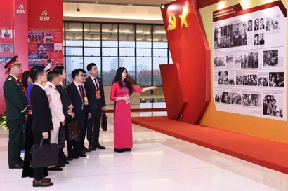 Delegates visit Vietnam News Agency's photo exhibition at opening of 14th National Party Congress