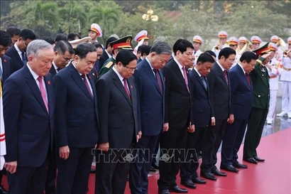 A delegation of Party and State leaders, led by Party General Secretary To Lam, lays a wreath at the Monument to Heroes and Martyrs on Bac Son Street, Hanoi, on January 19, 2026. (Photo: VNA)
