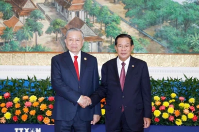 Party General Secretary To Lam (right) meets with Samdech Techo Hun Sen in Phnom Penh on February 6. (Photo: VNA)