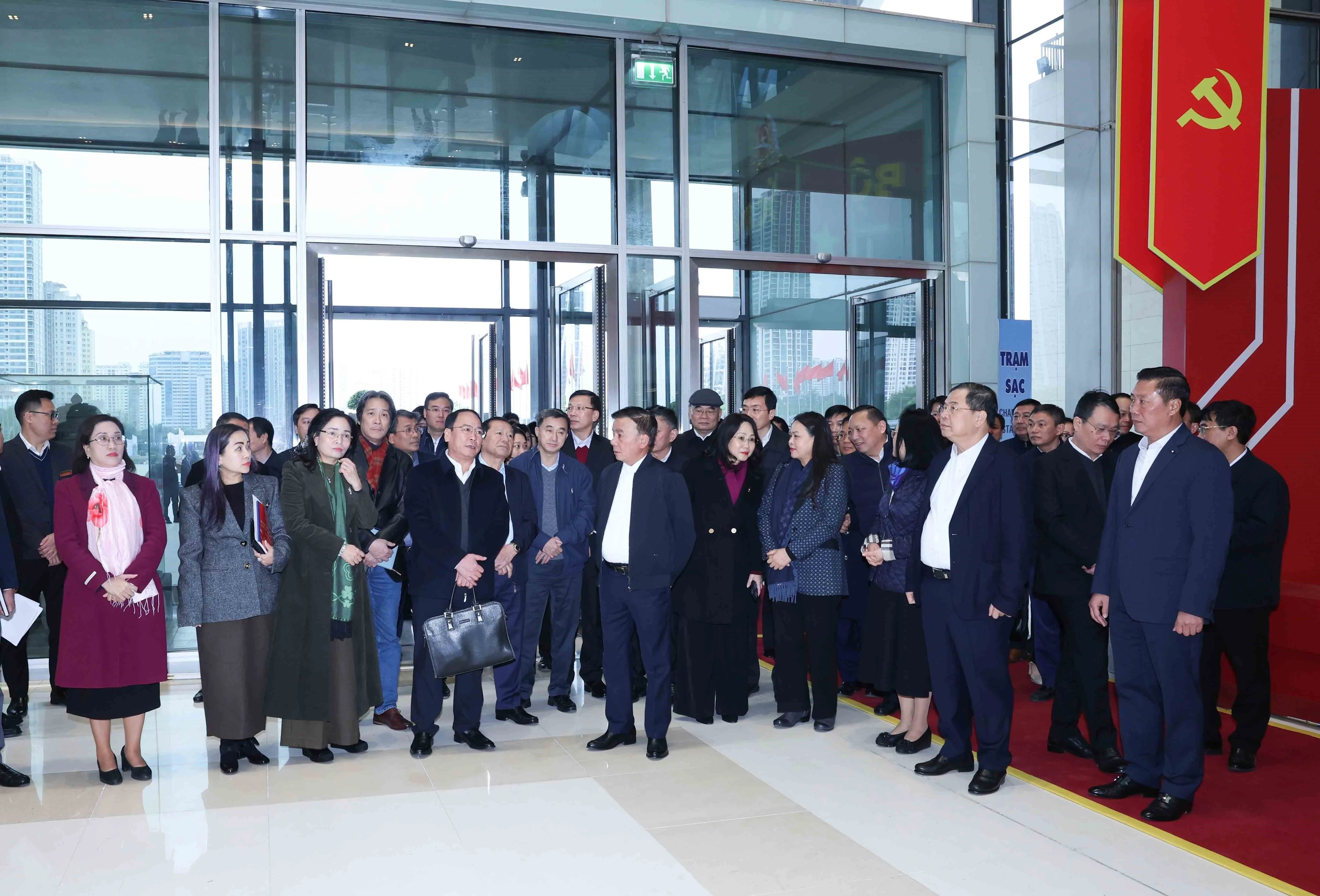 Politburo member and Standing member of the Party Central Committee’s Secretariat Tran Cam Tu (C) inspects preparations for the upcoming 14th National Party Congress at the National Convention Centre. (Photo: VNA)