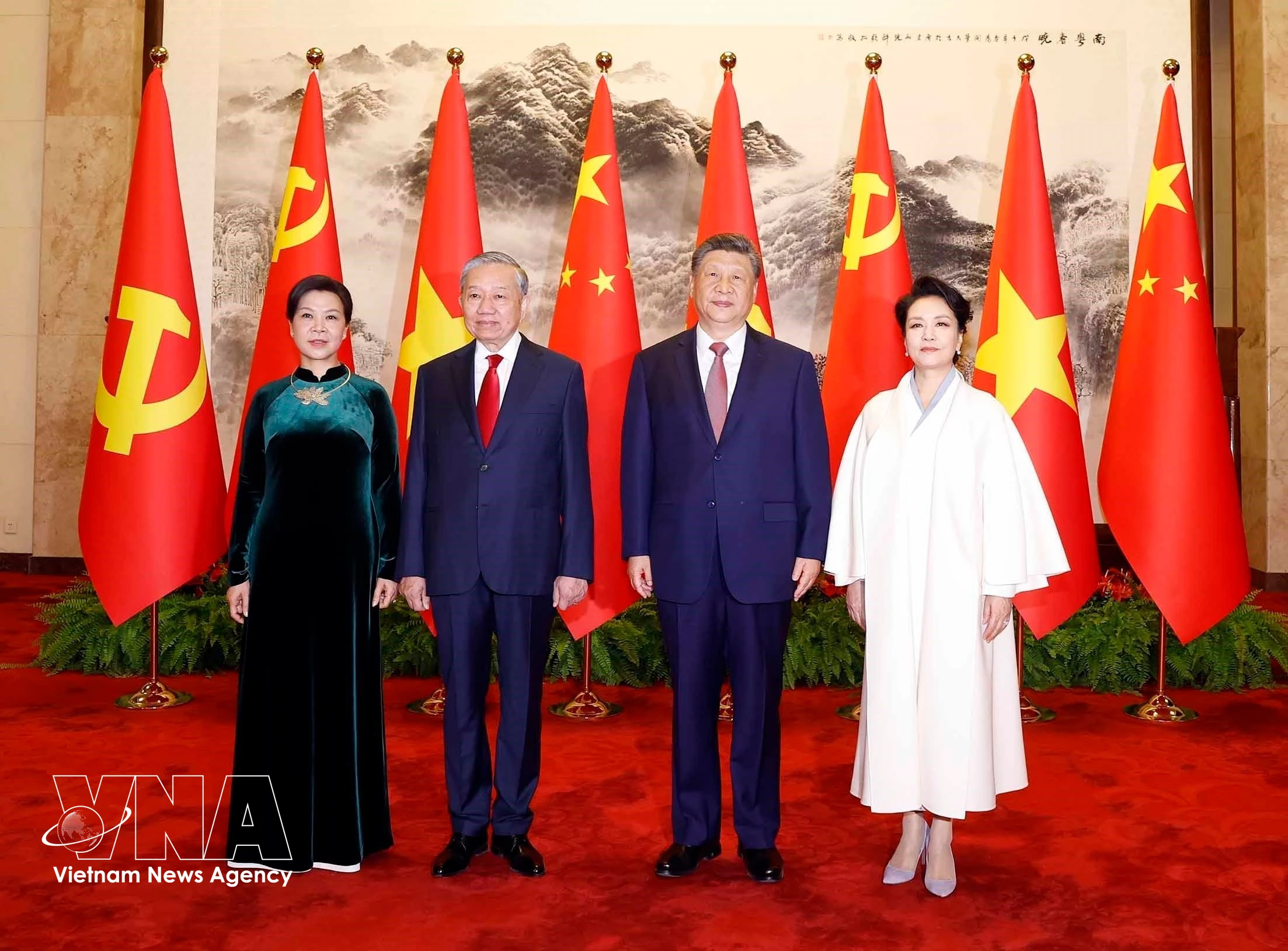 Party General Secretary and State President To Lam, his Chinese counterpart Xi Jinping and their spouses in a joint photo in Beijing on April 15, 2026. (Photo: VNA) 