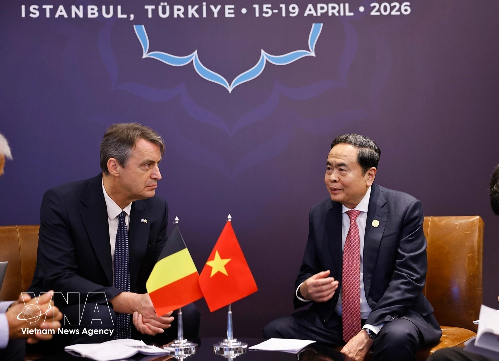 Chairman of the National Assembly Tran Thanh Man (right) meets with President of the Belgian Senate Vincent Blondel in Istanbul, Türkiye, on April 17. (Photo: VNA)