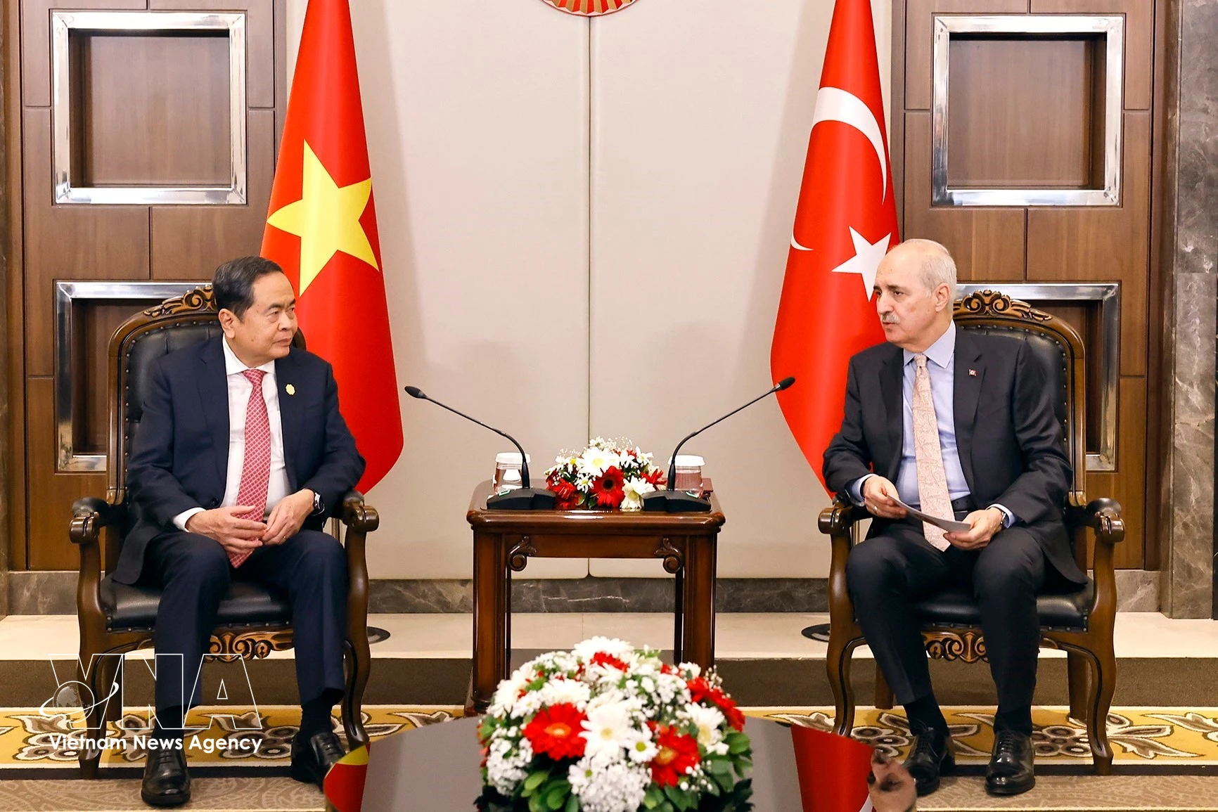 Chairman of the Vietnamese National Assembly Chairman Tran Thanh Man (left) meets with Speaker of the Grand National Assembly of Türkiye Numan Kurtulmus in Istanbul on April 17. (Photo: VNA)