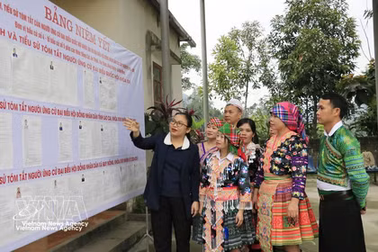 The head of Polling Team No. 5 in Quy Mong commune, Lao Cai province, introduces the lists of candidates to local residents. (Photo: VNA)