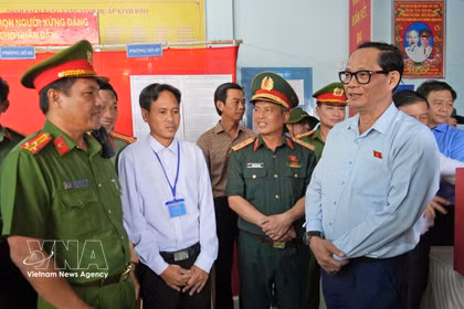 NA Vice Chairman Tran Quang Phuong (first, right) examines election preparations at Polling Station No. 1 in Kenh Dao hamlet, Dat Mui commune, Ca Mau province, on March 9. (Photo: VNA)