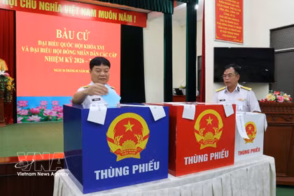 Voters cast their ballots at Polling Station No. 1 at the headquarters of Naval Flotilla 129 in Phuoc Thang ward, Ho Chi Minh City, on February 26 morning. (Photo: VNA)