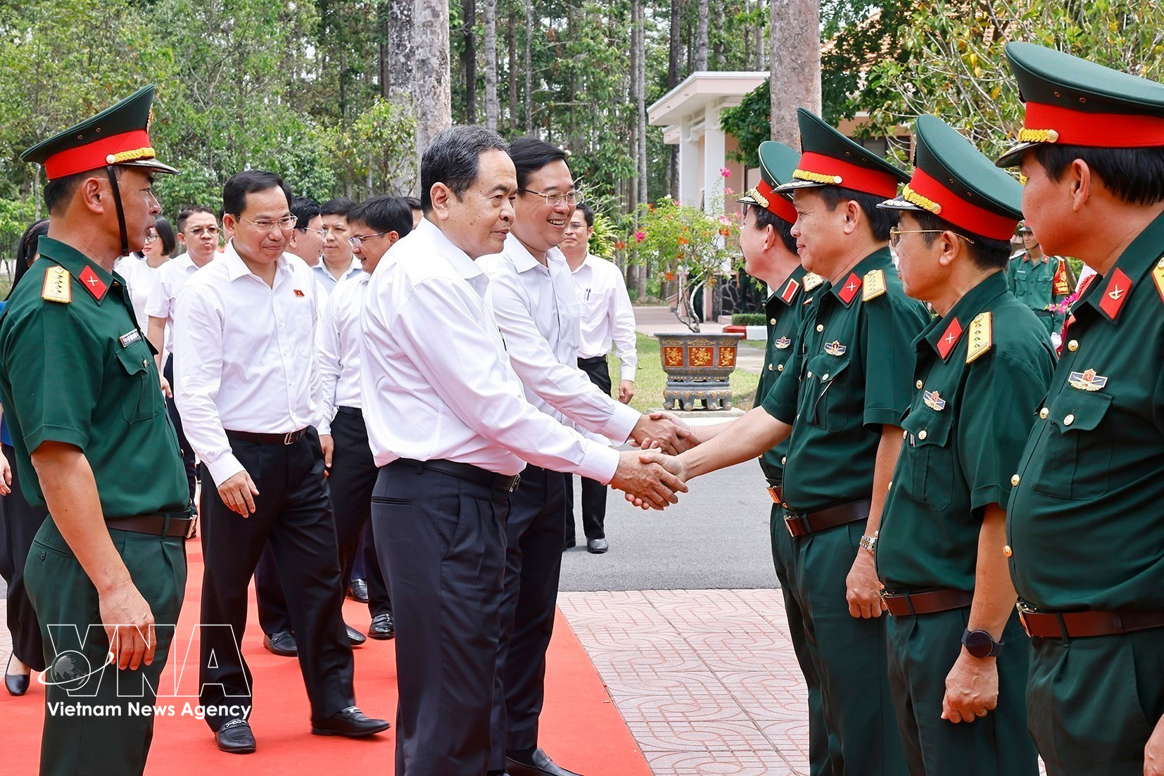 National Assembly (NA) Chairman Tran Thanh Man meets with representatives of Division 9 under Army Corps 34 in Ho Chi Minh City on March 3 (Photo: VNA) 