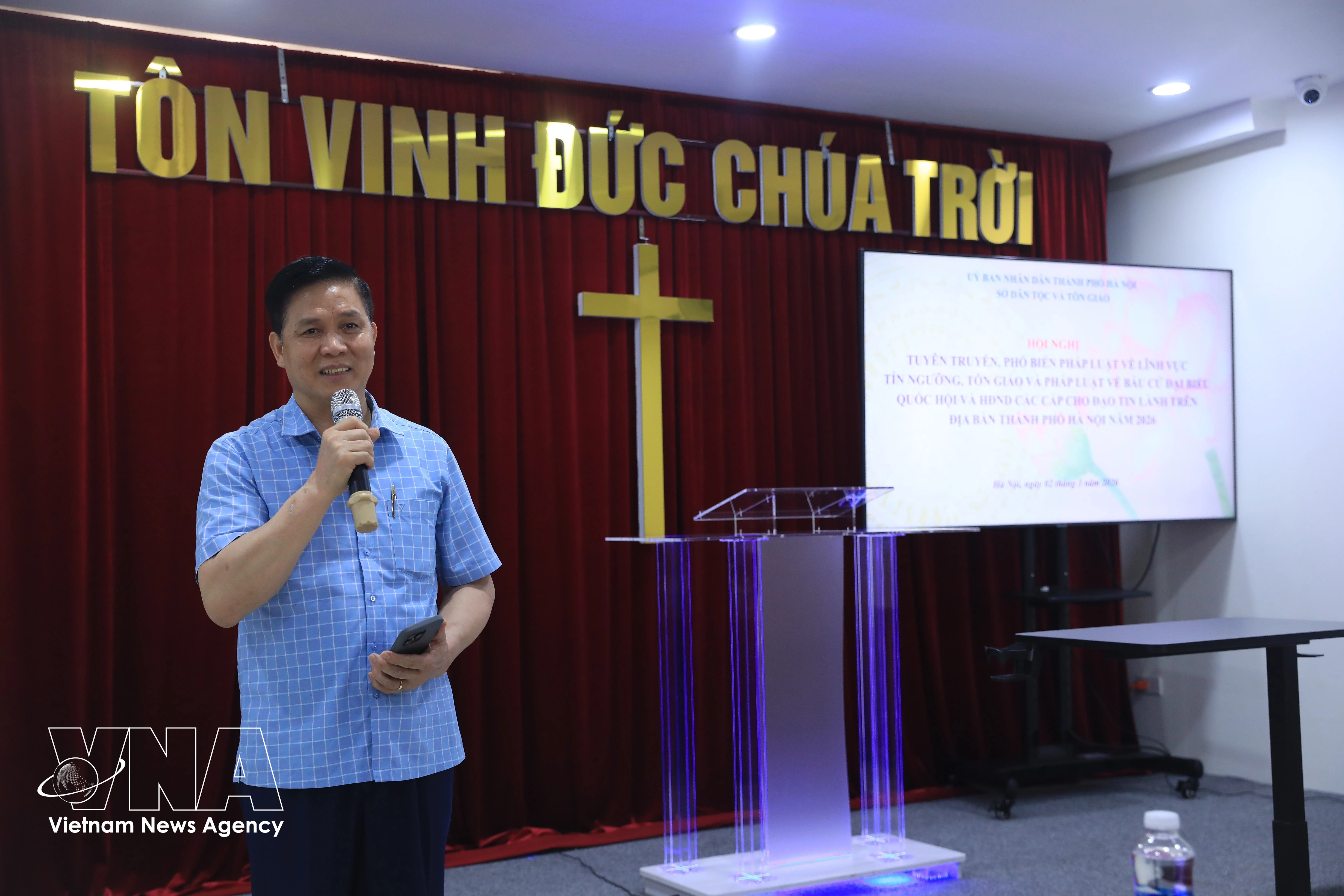 Pastor Nguyen Huu Mac, Rector of the Hanoi Bible College, speaks at the event (Photo: VNA)