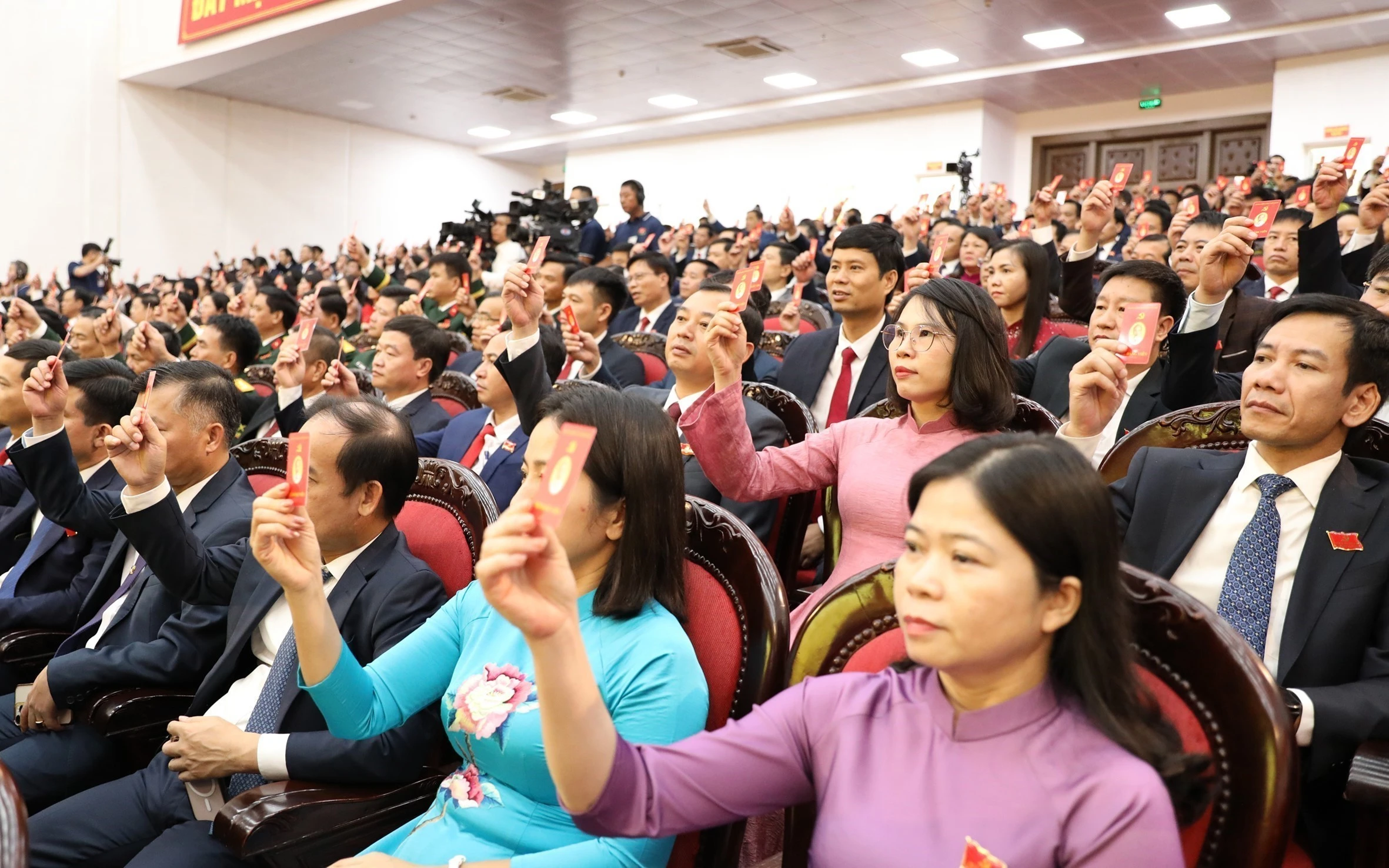 Delegates vote on the resolution of the first Party Congress of Ninh Binh on October 1. (Photo: VNA)
