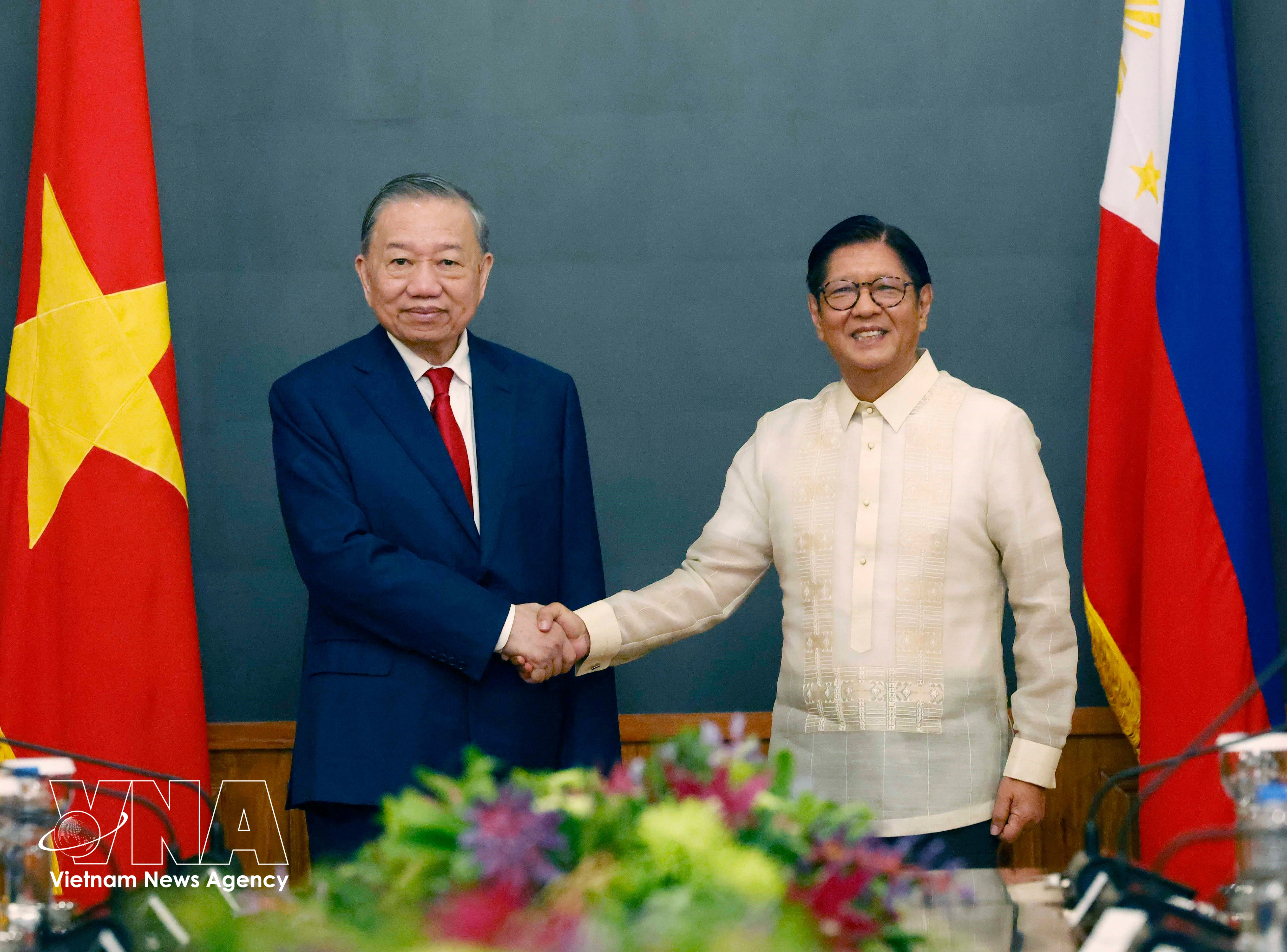 General Secretary of the Communist Party of Vietnam Central Committee and State President To Lam (L) and Philippine President Ferdinand Romualdez Marcos Jr. before their talks in Manila on June 1. (Photo: VNA)