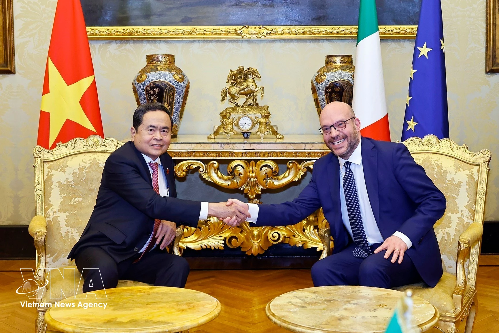 Chairman of the Vietnamese National Assembly Tran Thanh Man (L) holds talks with President of the Italian Chamber of Deputies Lorenzo Fontana in Rome on April 14. (Photo: VNA)