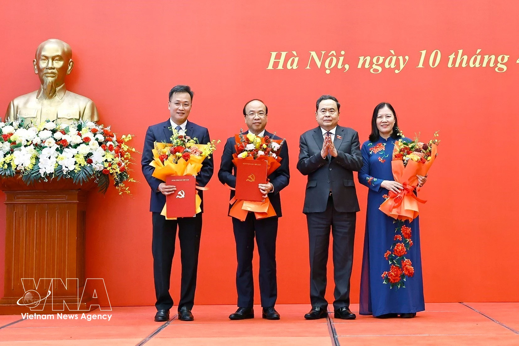 NA Chairman Tran Thanh Man (second from right) hands over decisions of the Standing Board of the NA Party Committee to the three Secretaries of Party Committees of the three NA bodies. (Photo: VNA)