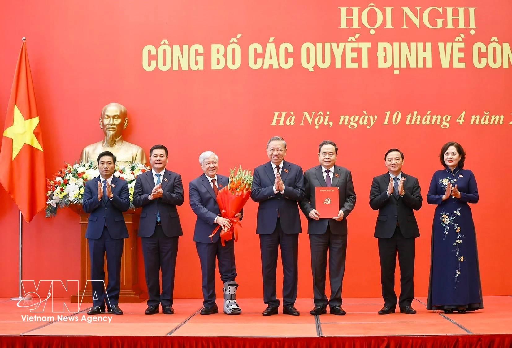 Party General Secretary and State President To Lam (C) presents the Politburo’s decision on the appointment of the NA Party Committee, its Standing Board, Secretary and Deputy Secretaries of the NA Party Committee for the 2025–2030 term to NA Chairman Tran Thanh Man (third from right) and Vice Chairpersons. (Photo: VNA)