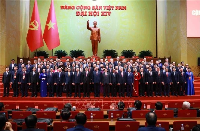 Party and State leaders pose for a group photo with the Government Party Organisation delegation attending the 14th National Party Congress. (Photo: VNA)
