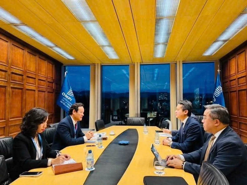 Ambassador Mai Phan Dung, Permanent Representative of Vietnam to the United Nations and other international organisations in Geneva holds a meeting with representatives from WIPO. (Photo: VNA broadcasts)
