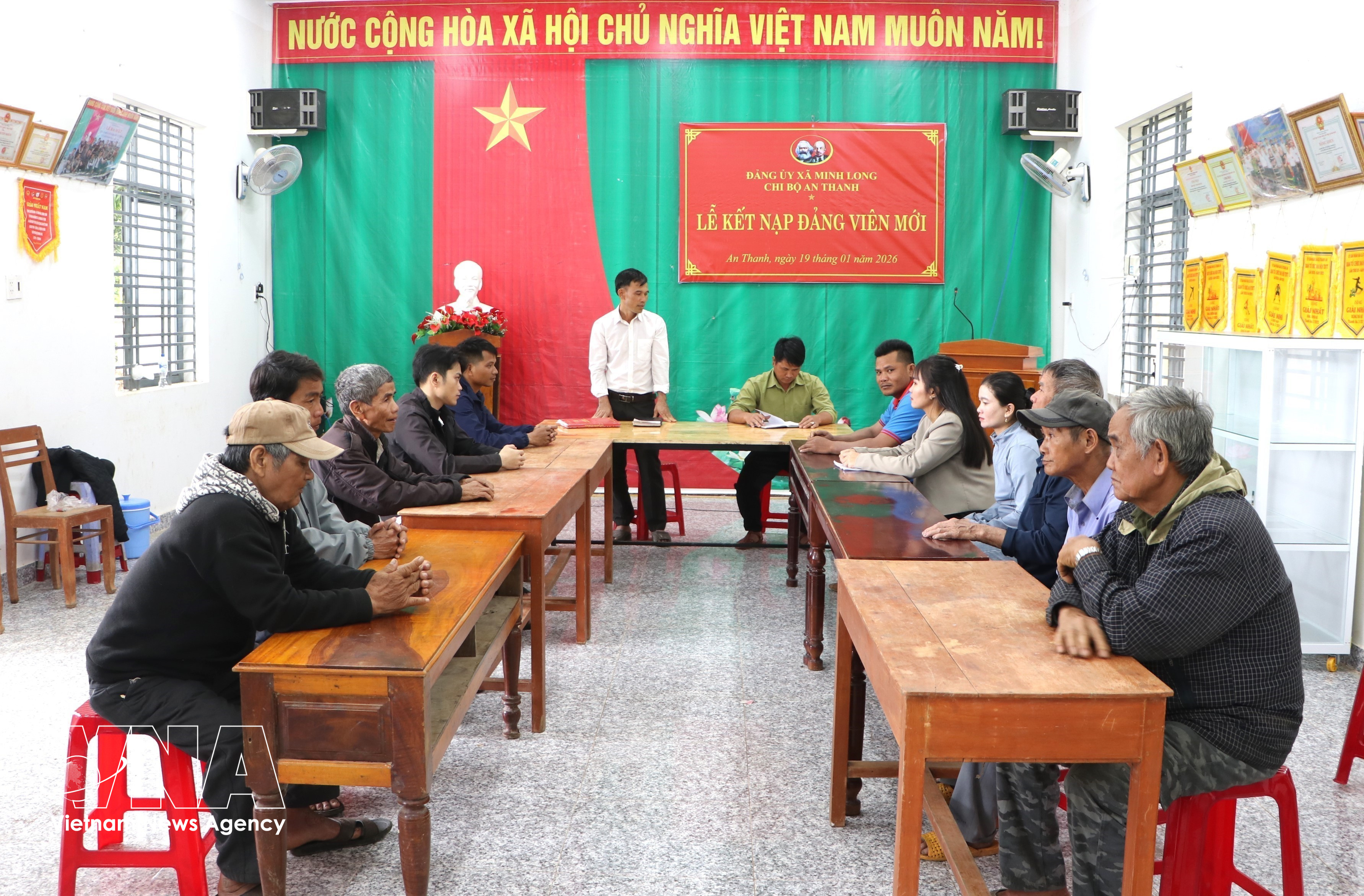 A Party cell meeting in An Thanh village of Minh Long commune, Quang Ngai province (Photo: VNA)