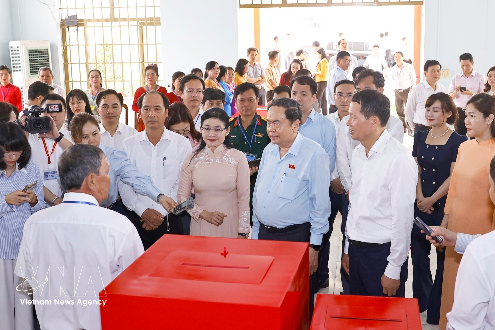 NA Chairman Tran Thanh Man inspects a constituency in Dong Nai province. (Photo: VNA)