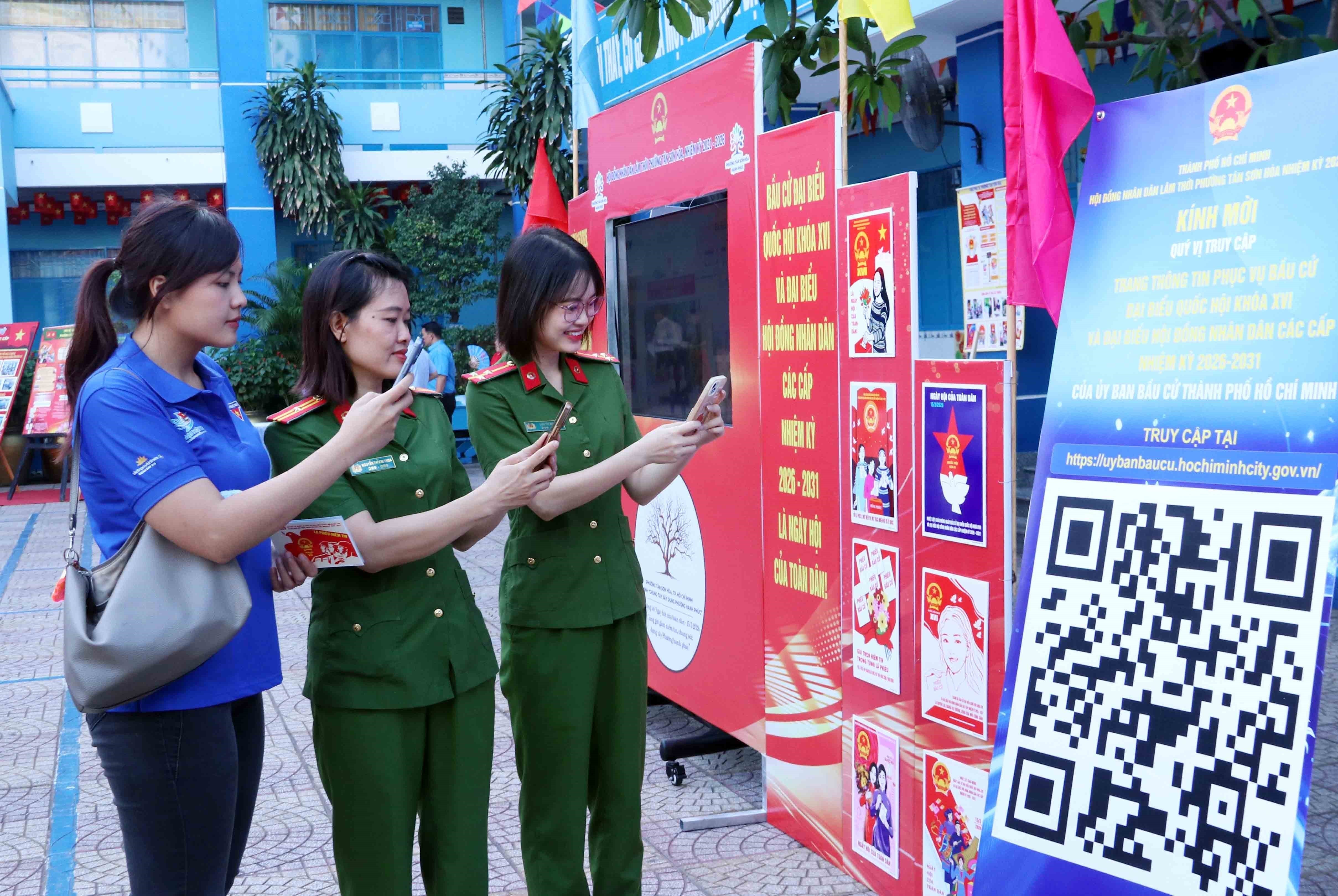 Young voters in Ho Chi Minh City scan an QR code to participate in an online quiz about the Election Law. (Photo: VNA)