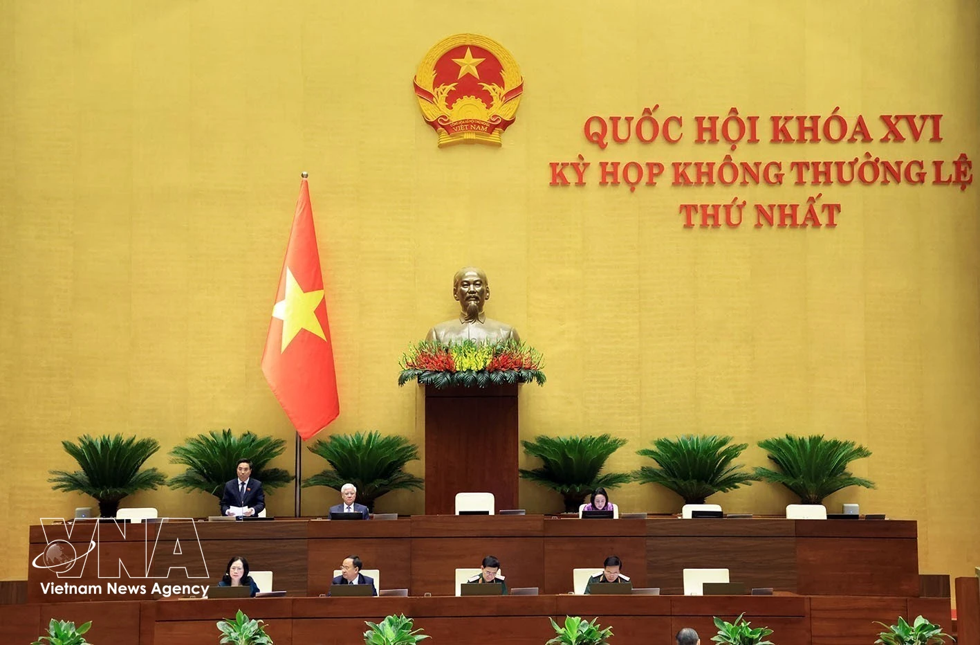Vice Chairman of the National Assembly Nguyen Doan Anh (standing) presides over the session on August 8. (Photo: VNA)