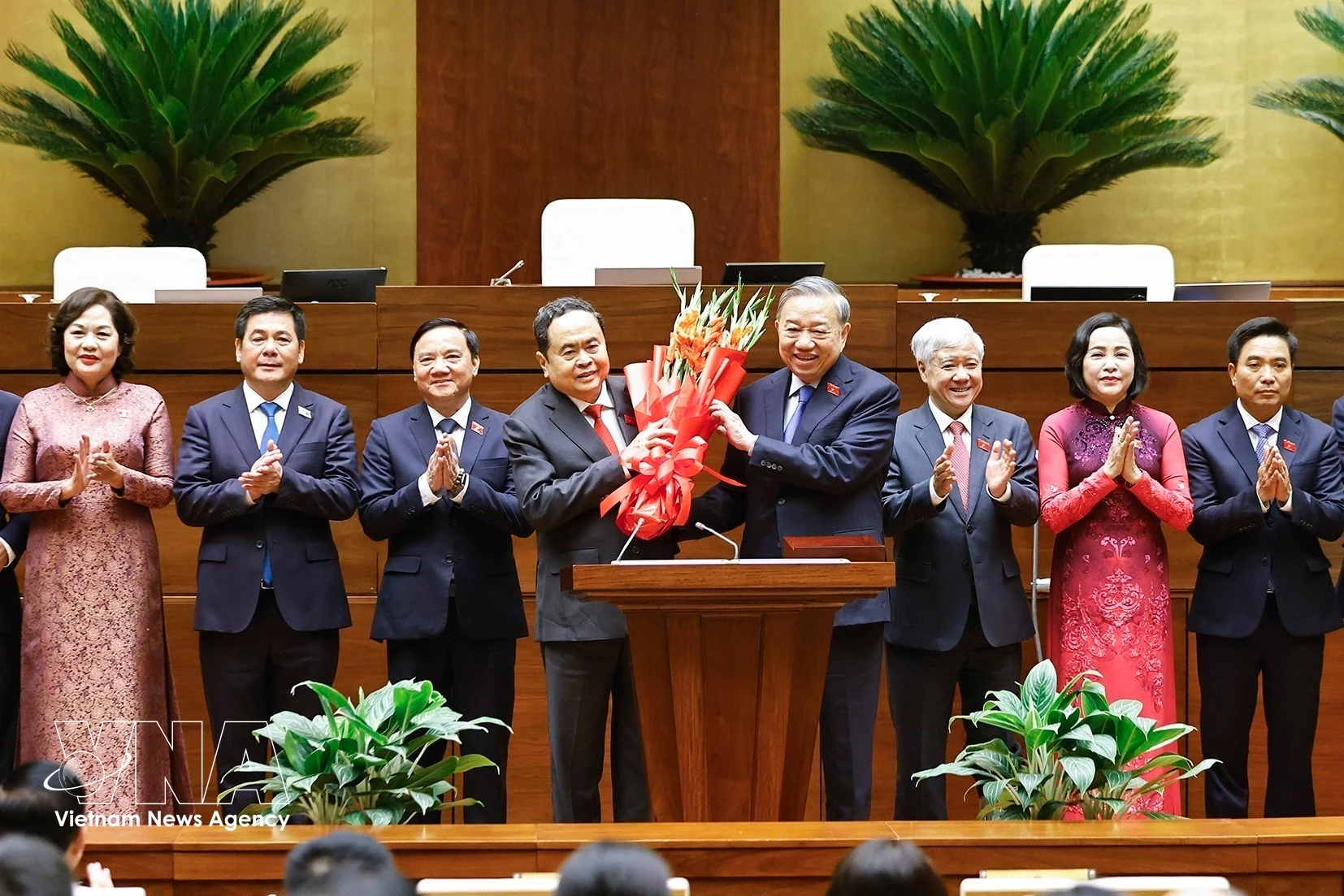 Party General Secretary To Lam (fourth from right), on behalf of deputies of the 16th National Assembly, presents flowers to congratulate Chairman of the 16th NA Tran Thanh Man on April 6. (Photo: VNA)