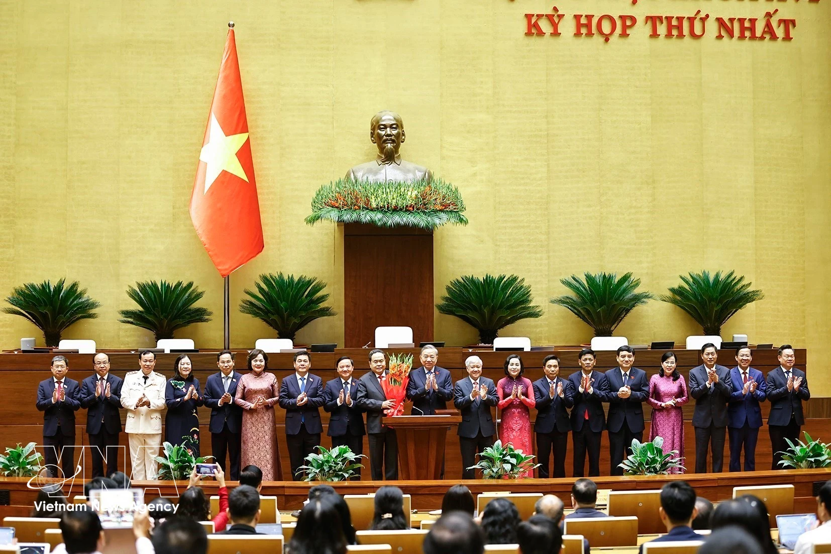 Party General Secretary To Lam, on behalf of deputies of the 16th National Assembly, presents flowers in congratulation to NA Chairman Tran Thanh Man, NA vice chairpersons, and NA Standing Committee members on April 6. (Photo: VNA)