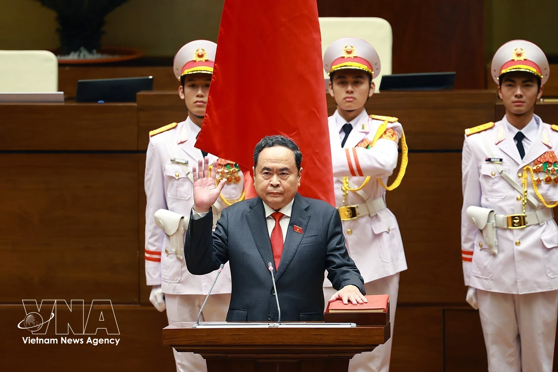 Chairman of the National Assembly in the 16th tenure Tran Thanh Man takes the oath of office on April 6. (Photo: VNA)