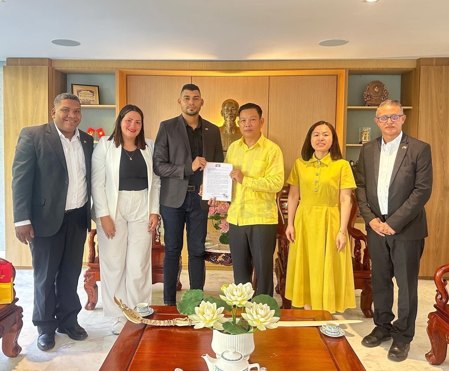 Ambassador Vu Trung My (third, right) receives a delegation from ENAMORATE Party (Source: Vietnamese Embassy in Venezuela)