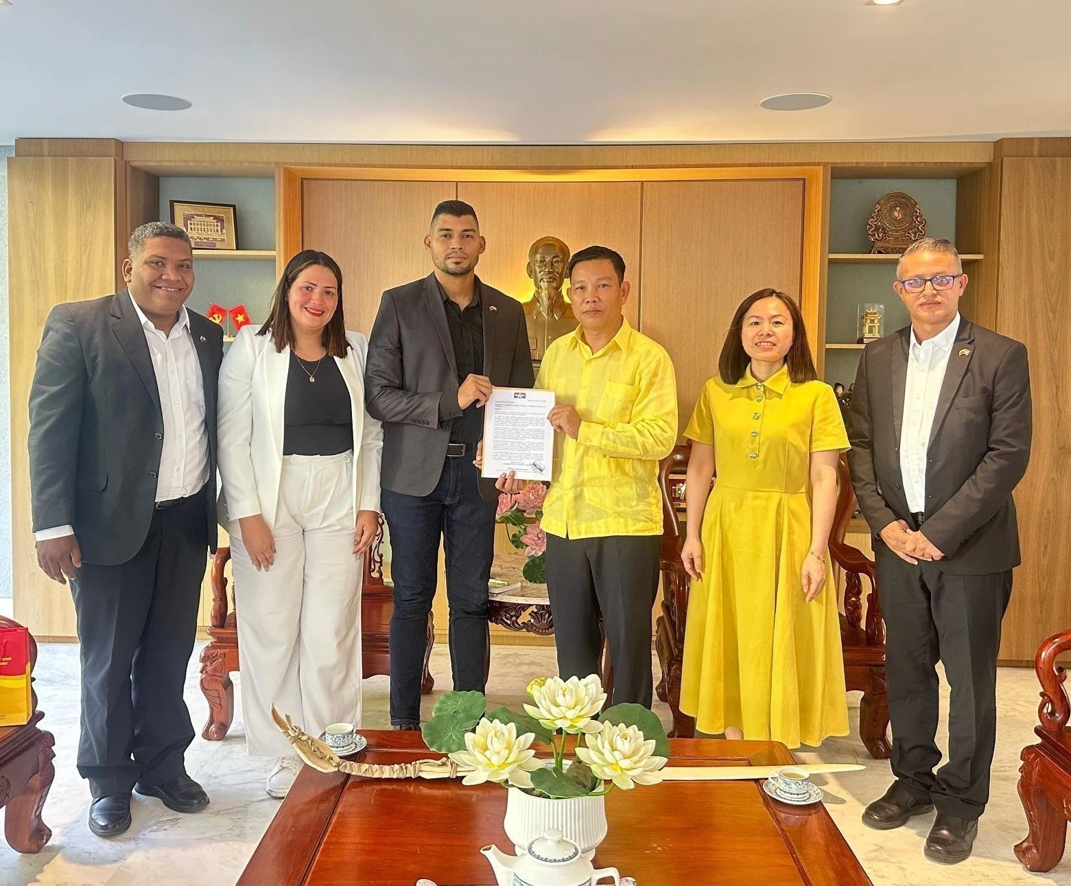 Ambassador Vu Trung My (third, right) receives a delegation from ENAMORATE Party (Source: Vietnamese Embassy in Venezuela)