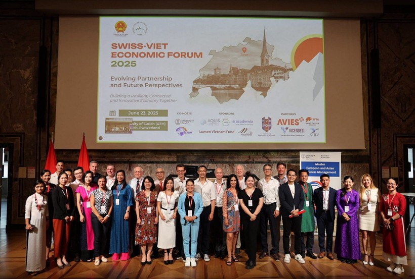 Secretary-General of the Swiss–Vietnam Economic Forum Rachel Nguyen Isenschmid (in pink). (Photo: VNA)