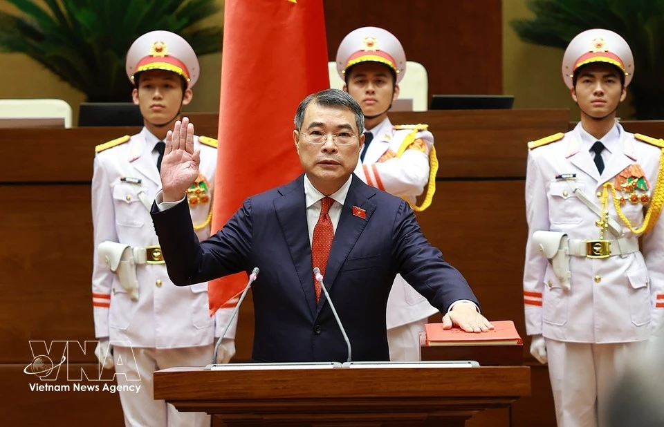 Prime Minister Le Minh Hung takes the oath of office. (Photo VNA)