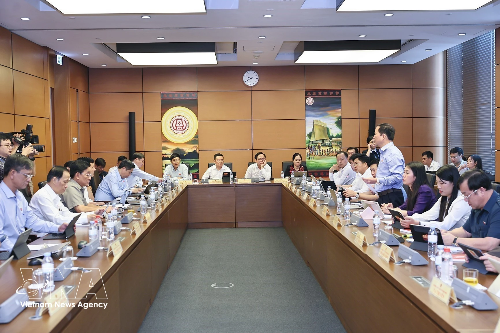 Lawmakers in a group discussion (Photo: VNA)
