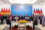 Party General Secretary To Lam and CPP President Hun Sen witness the signing of a cooperation agreement between the Party Committee of the Vietnamese Ministry of Foreign Affairs and the CPP Central Committee’s Commission for External Relations. (Photo: VNA)