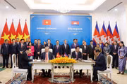 Party General Secretary To Lam and CPP President Hun Sen witness the signing of a cooperation agreement between the Party Committee of the Vietnamese Ministry of Foreign Affairs and the CPP Central Committee’s Commission for External Relations. (Photo: VNA)